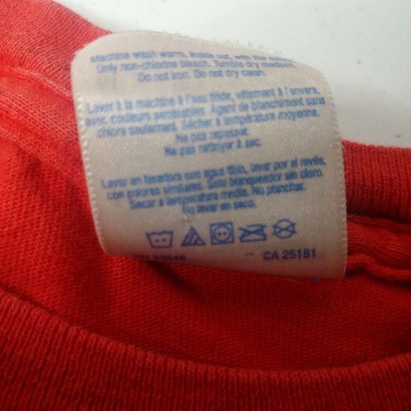 Peanuts Charlie Brown Snoopy Making Snowmen Men's M T Shirt Red Christmas Linus - Picture 7 of 8